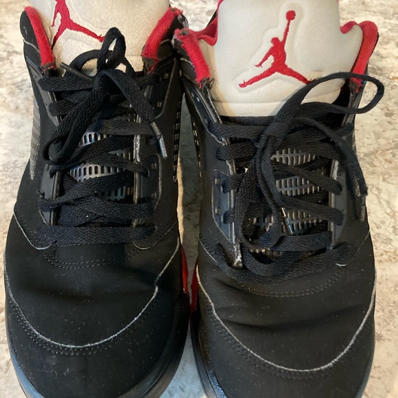 RED AND BLACK NIKES SUEDE - Picture 7 of 8